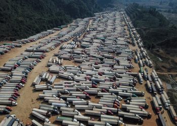 Bắt 2 cán bộ ở Lạng Sơn nhận hối lộ ‘bán lốt’ xe xuất khẩu trong đợt hàng hóa ùn ứ cửa khẩu