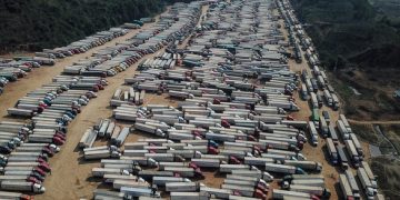 Bắt 2 cán bộ ở Lạng Sơn nhận hối lộ ‘bán lốt’ xe xuất khẩu trong đợt hàng hóa ùn ứ cửa khẩu