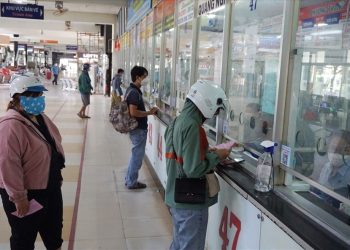 TPHCM: Sát Tết, lượng người mua vé tàu, xe Tết tăng