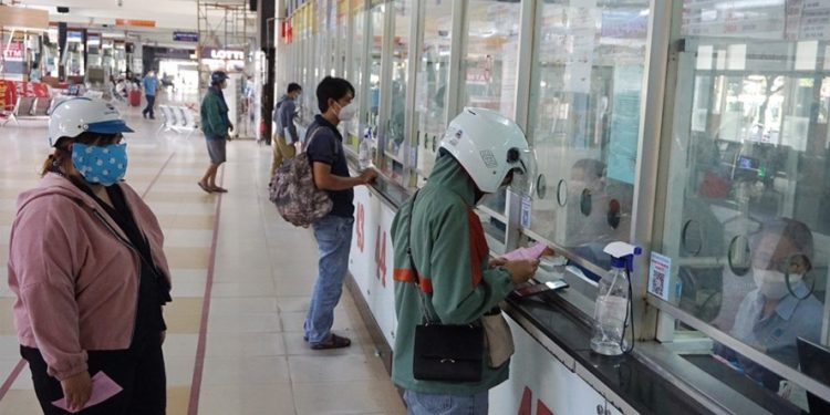 TPHCM: Sát Tết, lượng người mua vé tàu, xe Tết tăng