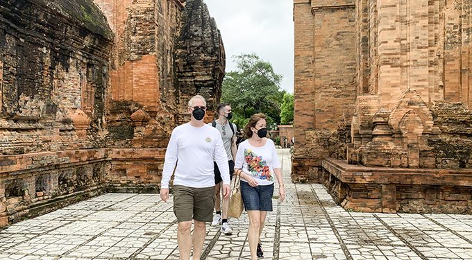 Du khách nước ngoài đến Khánh Hòa qua cảng sân bay quốc tế Cam Ranh