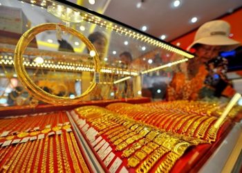 Giá vàng hôm nay 19/1: Rung lắc như “điện giật”, dân buôn đứng ngồi không yên