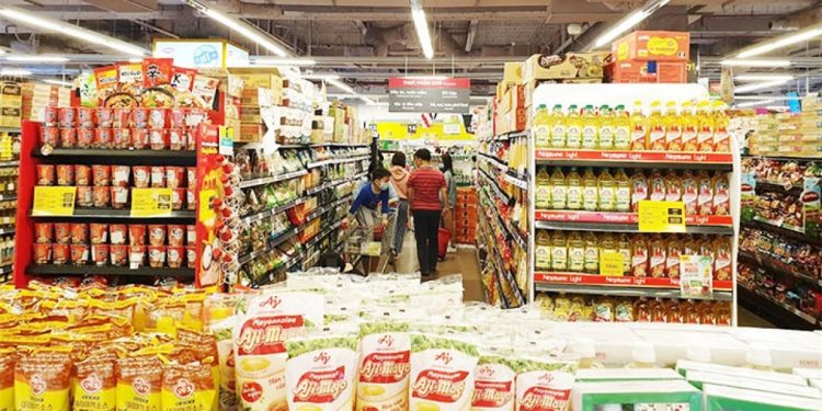 Hàng hoá dịp Tết dồi dào, người dân không nên tích trữ