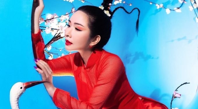 Hoa hậu Vivian Trần diện áo dài đỏ đón Tết