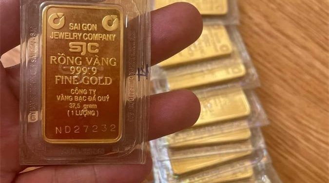 Giá vàng thế giới và trong nước chiều 24/2 tăng “phi mã”