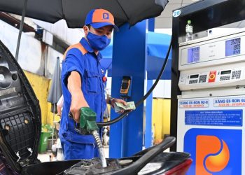 Giá xăng biến động thế nào trước khi vọt lên mức cao nhất 8 năm?