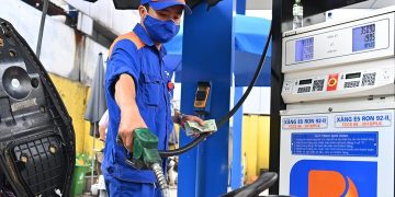 Giá xăng biến động thế nào trước khi vọt lên mức cao nhất 8 năm?