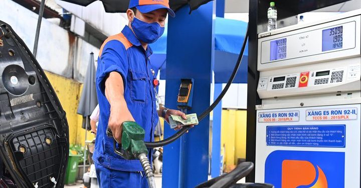 Giá xăng biến động thế nào trước khi vọt lên mức cao nhất 8 năm?