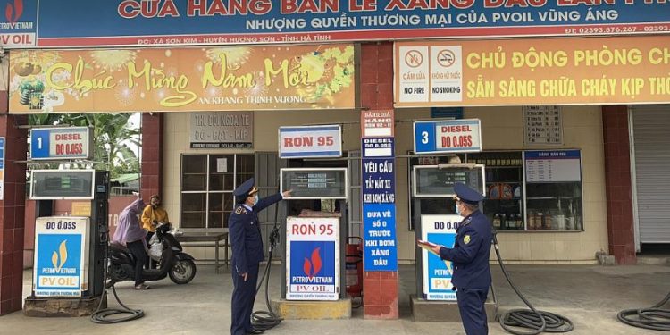 Xử phạt, tước giấp phép kinh doanh nhiều cửa hàng xăng dầu