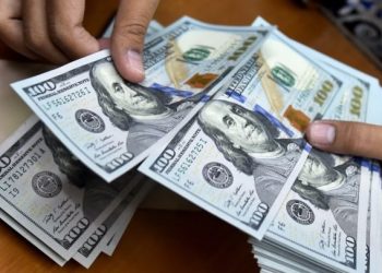 Tin tốt hỗ trợ, giá USD vút cao, giá vàng chịu áp lực bán tháo mạnh