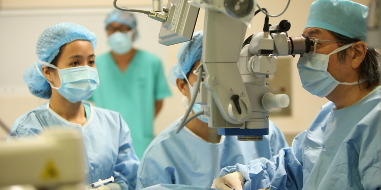 Bậc thầy ghép giác mạc thế giới trở lại Bệnh viện FV mang đến cơ hội sáng mắt cho nhiều bệnh nhân Việt Nam