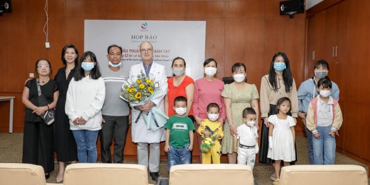 Bác Sĩ Ste’phane Guero phối hợp với quỹ NBTT đem đến điều kỳ diệu cho các bé dị tật ở tay có hoàn cảnh khó khăn