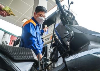 Vì sao giá xăng Malaysia rẻ chỉ bằng 1/3 Việt Nam?