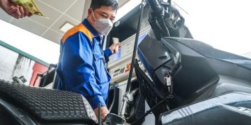 Vì sao giá xăng Malaysia rẻ chỉ bằng 1/3 Việt Nam?