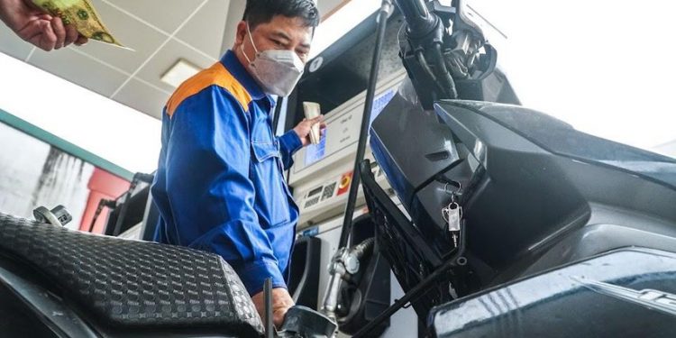 Vì sao giá xăng Malaysia rẻ chỉ bằng 1/3 Việt Nam?