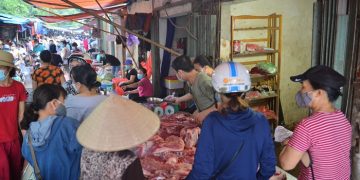 Chật vật trong cơn “bão giá” vẫn không đủ sống, nhiều gia đình “gồng gánh nhau” về quê