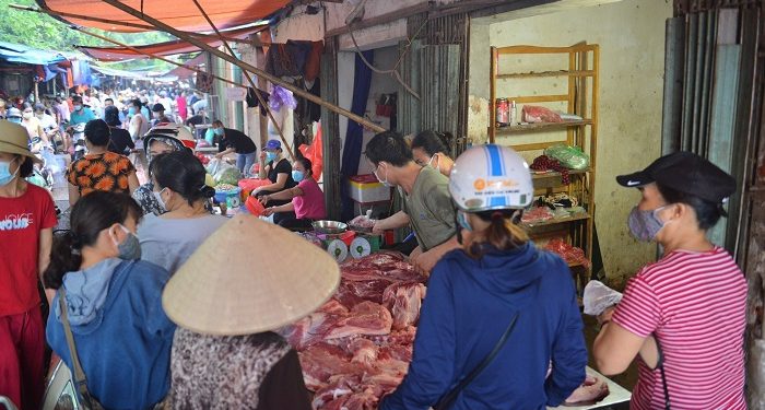 Chật vật trong cơn “bão giá” vẫn không đủ sống, nhiều gia đình “gồng gánh nhau” về quê