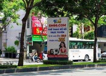 Tranh cãi việc treo pano quảng cáo cho website cá độ bóng đá giữa trung tâm thành phố