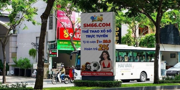 Tranh cãi việc treo pano quảng cáo cho website cá độ bóng đá giữa trung tâm thành phố