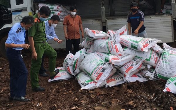 Phân bón sản xuất theo “công nghệ cuốc xẻng” vẫn làm loạn thị trường
