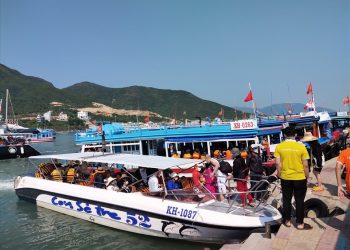Khánh Hòa thí điểm cho tàu du lịch lưu trú qua đêm trên vịnh Nha Trang