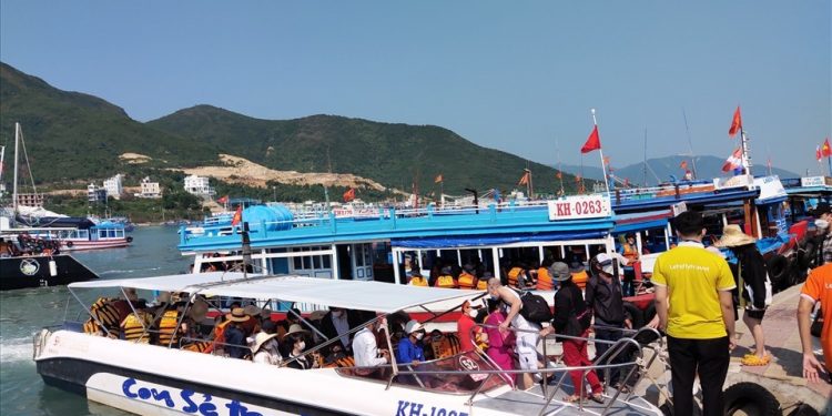Khánh Hòa thí điểm cho tàu du lịch lưu trú qua đêm trên vịnh Nha Trang