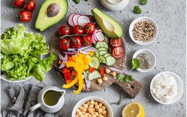 Chế độ ăn uống giúp bạn hạn chế mụn mùa hè