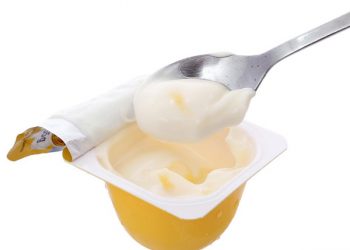 Lưu ý khi cho trẻ ăn váng sữa bạn cần biết