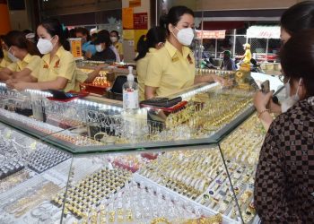 Giá vàng hôm nay 15-7: Vàng thế giới lao dốc, vàng SJC chỉ giảm nhỏ giọt