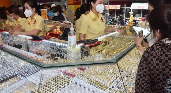 Giá vàng hôm nay 15-7: Vàng thế giới lao dốc, vàng SJC chỉ giảm nhỏ giọt