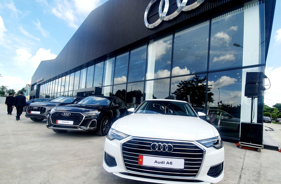 Ôtô nhập khẩu bất ngờ tăng tốc vào Việt Nam