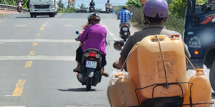 Nhiều cây xăng ở miền Tây khan hàng