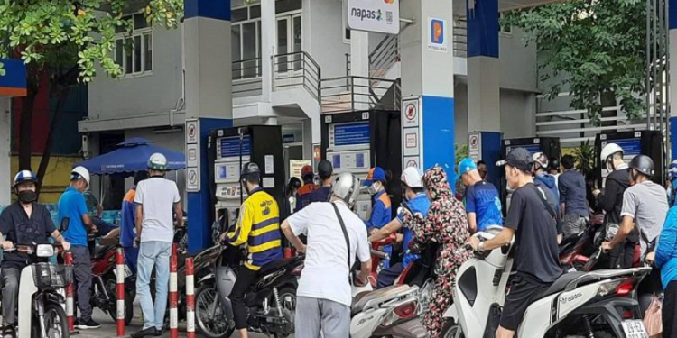 Bất ổn thị trường xăng dầu: Vẫn lúng túng vì đâu?