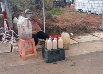 Đắk Nông: Cây xăng ‘cháy hàng’, xăng dầu đựng trong can, lọ bày bán đầy đường
