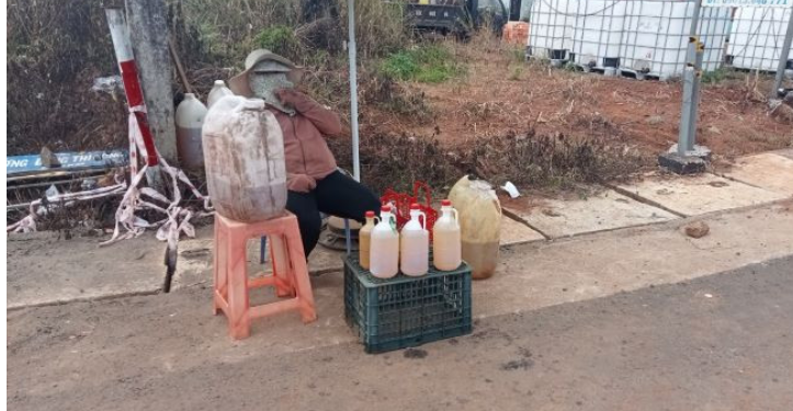 Đắk Nông: Cây xăng ‘cháy hàng’, xăng dầu đựng trong can, lọ bày bán đầy đường