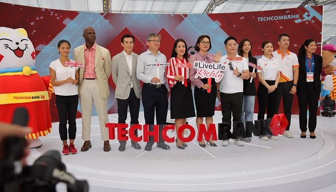 Gần 2,000 vận động viên tham gia chạy Marathon qua 05 quận, 01 thành phố với 17 địa danh nổi tiếng của TP.HCM