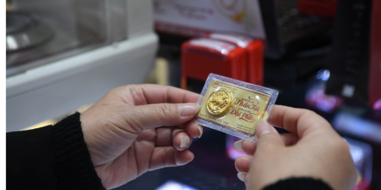 Giá vàng thế giới tăng “sốc” gần 1 triệu đồng/lượng