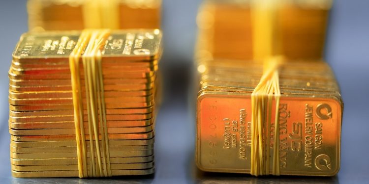 Giá vàng SJC và thế giới đồng loạt giảm trong phiên đầu tuần