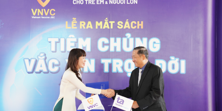 VNVC ra mắt sách tiêm chủng Vắc Xin trọn đời – Ấn phẩm toàn diện về Vắc Xin & Tiêm chủng