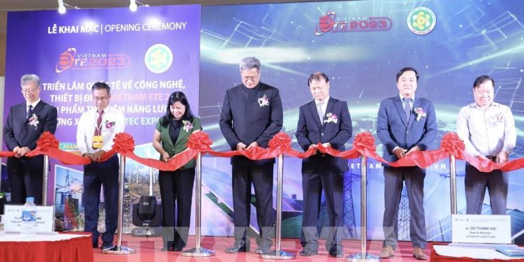 Triển lãm quốc tế công nghệ và thiết bị điện & sản phẩm tiết kiệm năng lượng chính thức khai mạc
