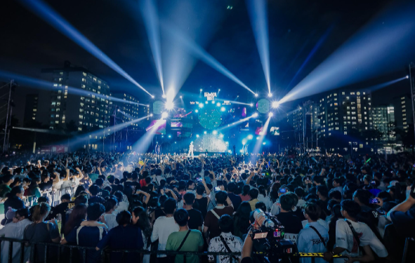 15 nghệ sĩ cùng gần 40.000 sinh viên quẩy quên lối về tại đêm nhạc School Fest ‘YOUniverse’