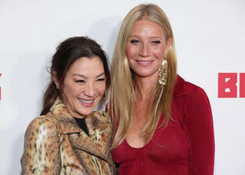 Người phụ nữ đẹp nhất thế giới” xuất hiện gợi cảm với đầm Công Trí