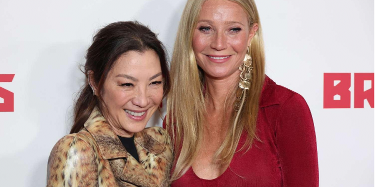 Người phụ nữ đẹp nhất thế giới” xuất hiện gợi cảm với đầm Công Trí