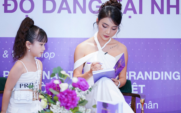 Sự kiện ra mắt thành công cuốn sách: CẨM NANG ĐỘ DÁNG TẠI NHÀ – 30 phút mỗi ngày biến ĐIỂM YẾU thành ĐIỂM YÊU tác giả Hương Bùi