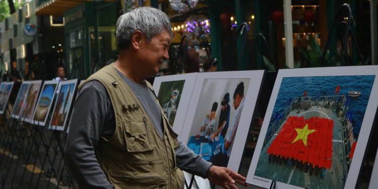 Triển lãm ảnh “Hướng về Trường Sa – Nhà giàn thân yêu”