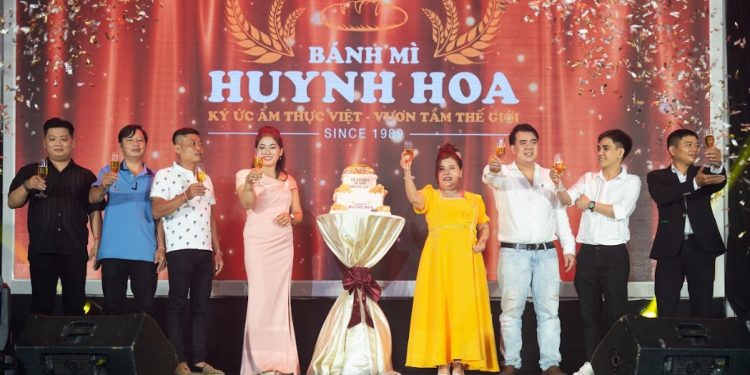 Bánh mì Huynh thu hút người dân Sài Gòn cộng đồng food blogger trên toàn thế giới