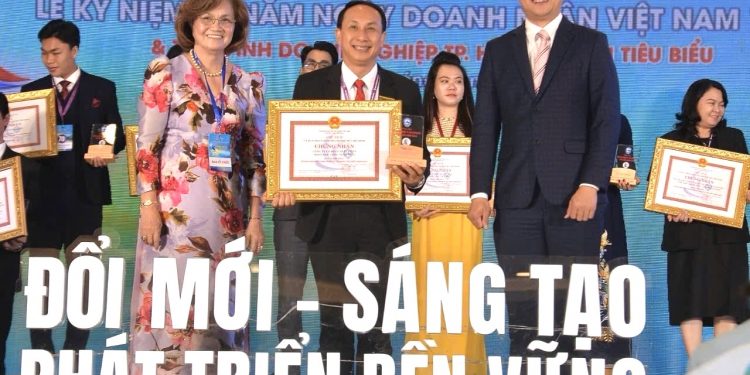 Vina CHG vinh dự nhận 2 danh hiệu “Doanh nghiệp tiêu biểu- Doanh nhân xuất sắc TP.HCM 2024