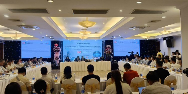 SFS 2026:Nhiều dòng máy robot sơn, cắt gỗ, lựa màu gỗ được tích hợp trí tuệ nhận tạo AI trưng bày tại triển lãm