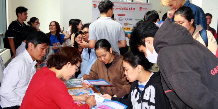 Mở rộng cơ hội việc làm cho sinh viên, người lao động trẻ